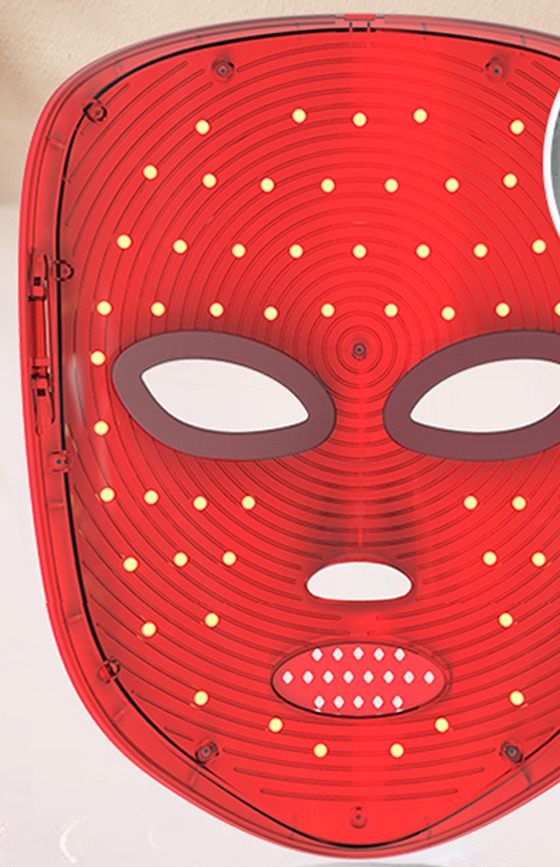GlowMask Pro con la luz roja encendida